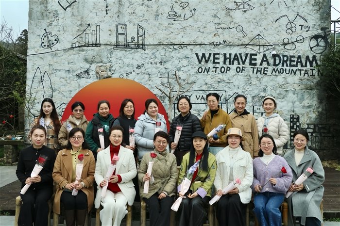 微信图片_20250306144315.jpg 看望慰问女教职工